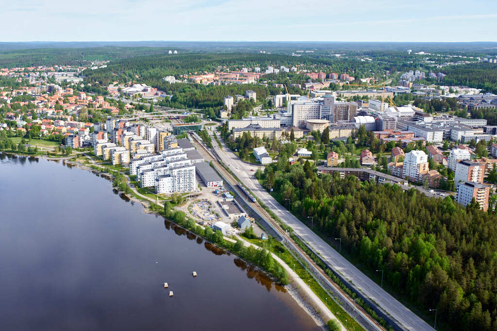 År 2023 togs flygbild över Öbacka. Den här bilden är inte bara intressant att titta på, den är också värdefull när man planerar städer och de som vill förstå hur städer ändras över tid. Den hjälper oss att se hur Öbacka har utvecklats och hur de passar in i staden.