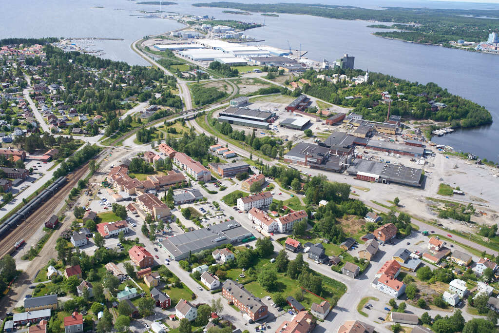 Ett flygbild av Holmsund år 2018. Det erbjuder oss en helt annan möjlighet att få en djupare och mer detaljerad inblick i denna plats än vad vi normalt kan uppleva från marknivå.