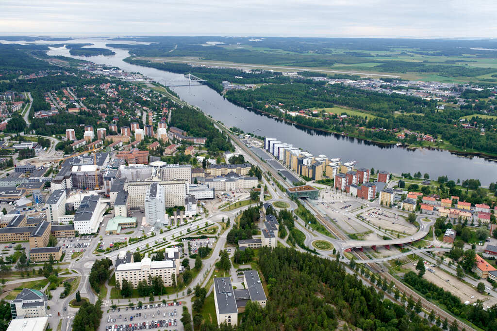 Ett flygbild av Öbacka och Sjukhusområdet år 2018. Det erbjuder oss en helt annan möjlighet att få en djupare och mer detaljerad inblick i denna plats än vad vi normalt kan uppleva från marknivå.