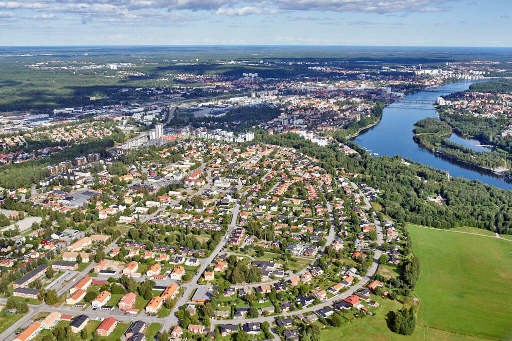 Ett flygbild av Grisbacka och Grubbe år 2018. Det erbjuder oss en helt annan möjlighet att få en djupare och mer detaljerad inblick i denna plats än vad vi normalt kan uppleva från marknivå.