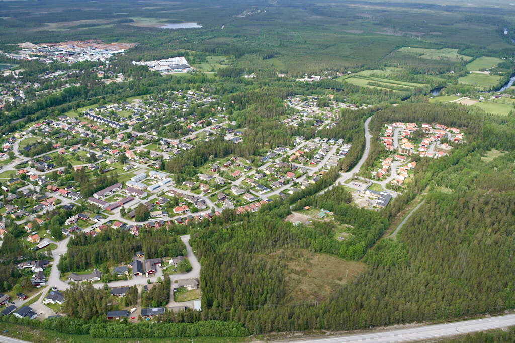 Bilden av Sävar från 2019, som togs från luften, ger oss en unik möjlighet att se platsen på ett sätt som sällan är möjligt.