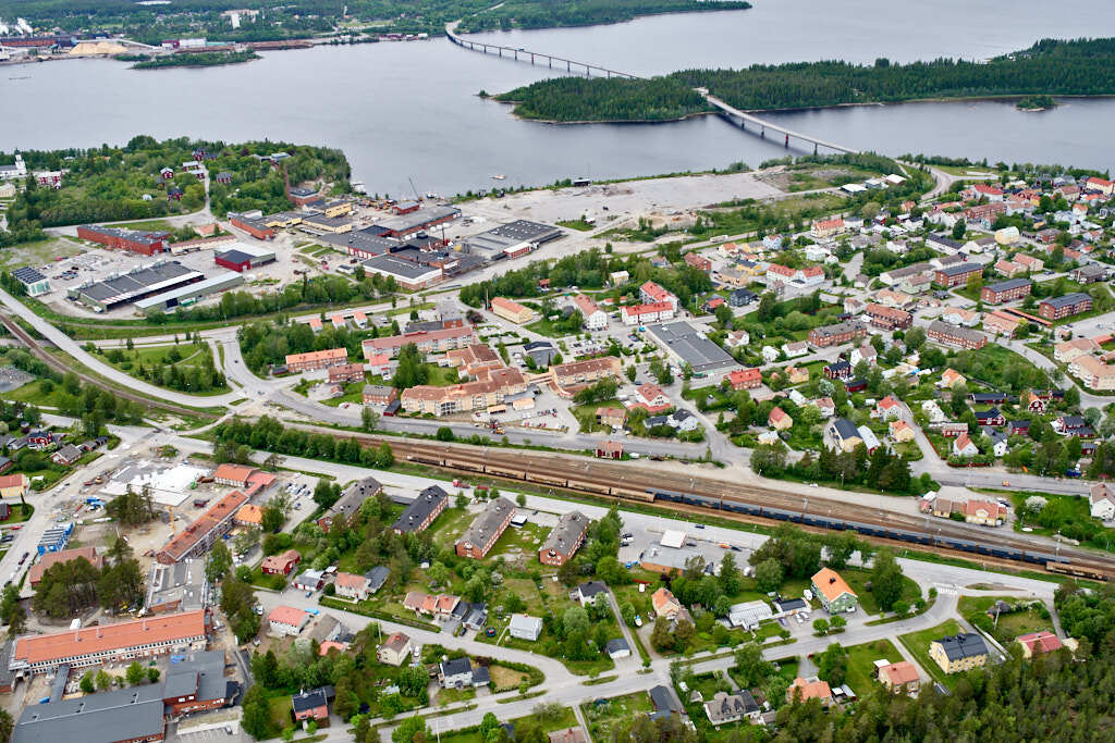 År 2023 togs flygbild över Holmsund. Den här bilden är inte bara intressant att titta på, den är också värdefull när man planerar städer och de som vill förstå hur städer ändras över tid. Den hjälper oss att se hur Holmsund har utvecklats och hur de passar in i staden.