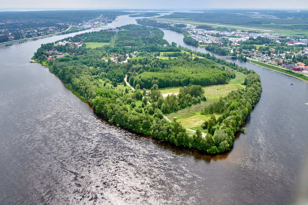 Ett flygbild av Ön år 2019. Det erbjuder oss en helt annan möjlighet att få en djupare och mer detaljerad inblick i denna plats än vad vi normalt kan uppleva från marknivå.