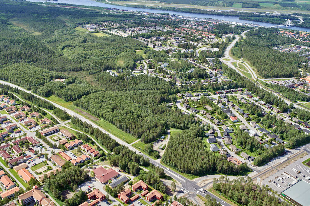 Bilden av Tomtebo från 2019, som togs från luften, ger oss en unik möjlighet att se platsen på ett sätt som sällan är möjligt.