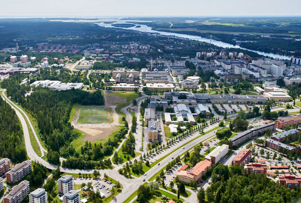 År 2023 togs flygbild över Universitetsområdet. Den här bilden är inte bara intressant att titta på, den är också värdefull när man planerar städer och de som vill förstå hur städer ändras över tid. Den hjälper oss att se hur Universitetsområdet har utvecklats och hur de passar in i staden.