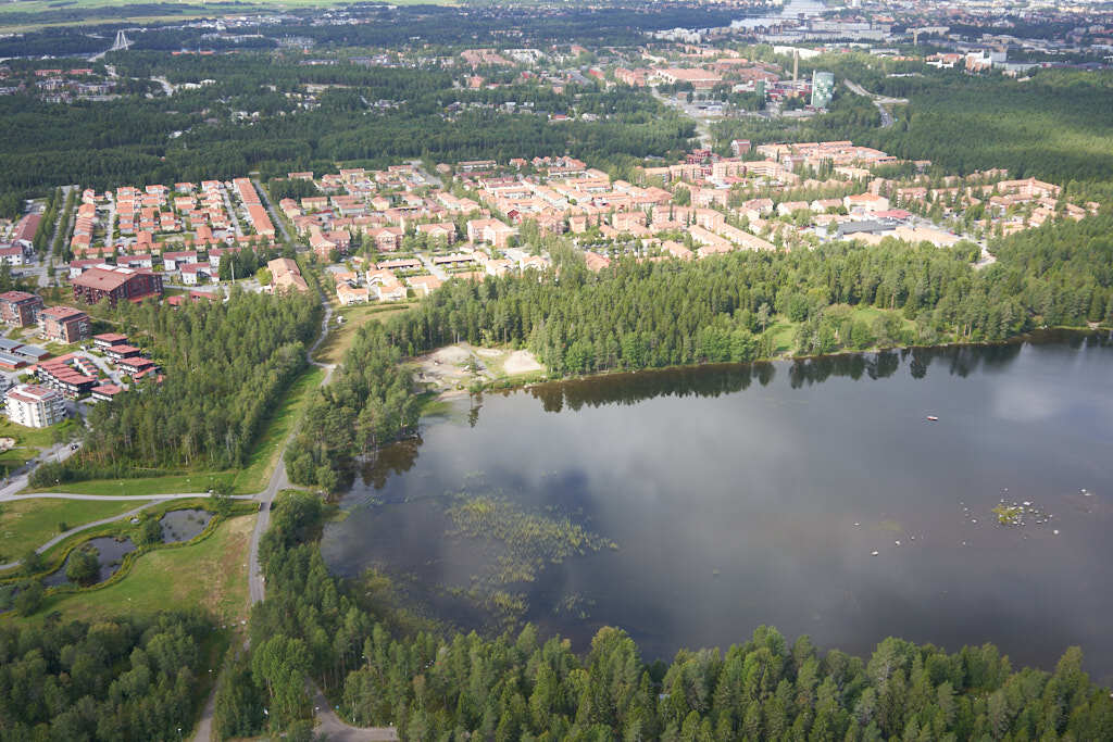 Bilden av Tomtebo från 2019, som togs från luften, ger oss en unik möjlighet att se platsen på ett sätt som sällan är möjligt.