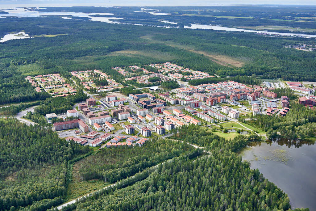 År 2023 togs flygbild över Tomtebo. Den här bilden är inte bara intressant att titta på, den är också värdefull när man planerar städer och de som vill förstå hur städer ändras över tid. Den hjälper oss att se hur Tomtebo har utvecklats och hur de passar in i staden.