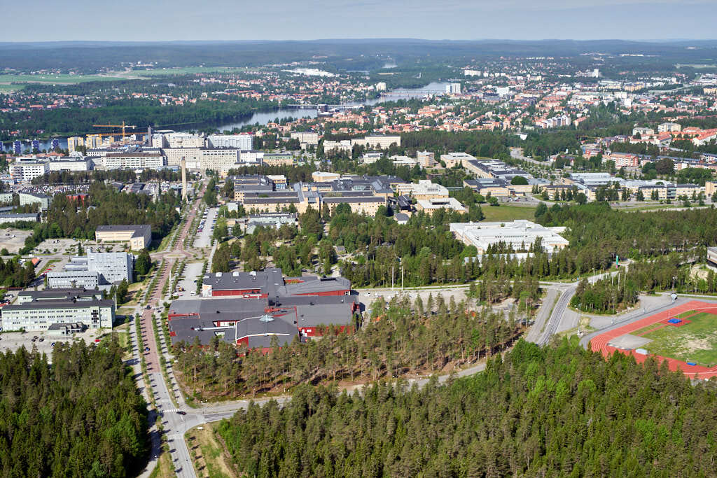 Universitetsområdet och Sjukhusområdet sett från luften år 2020.