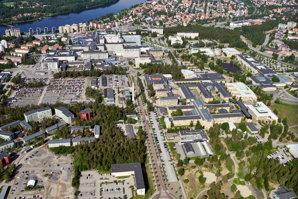 Universitetsområdet och Sjukhusområdet sett från luften år 2020.