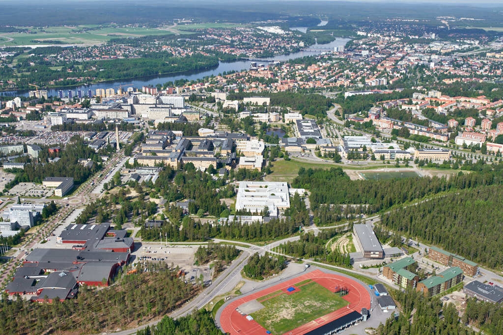 En flygbild som visar Universitetsområdet och Sjukhusområdet år 2020.