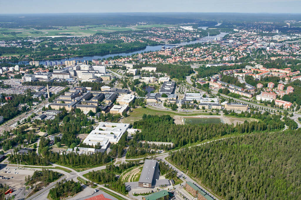 Bilden av Universitetsområdet och Sjukhusområdet från 2020, som togs från luften, ger oss en unik möjlighet att se platsen på ett sätt som sällan är möjligt.