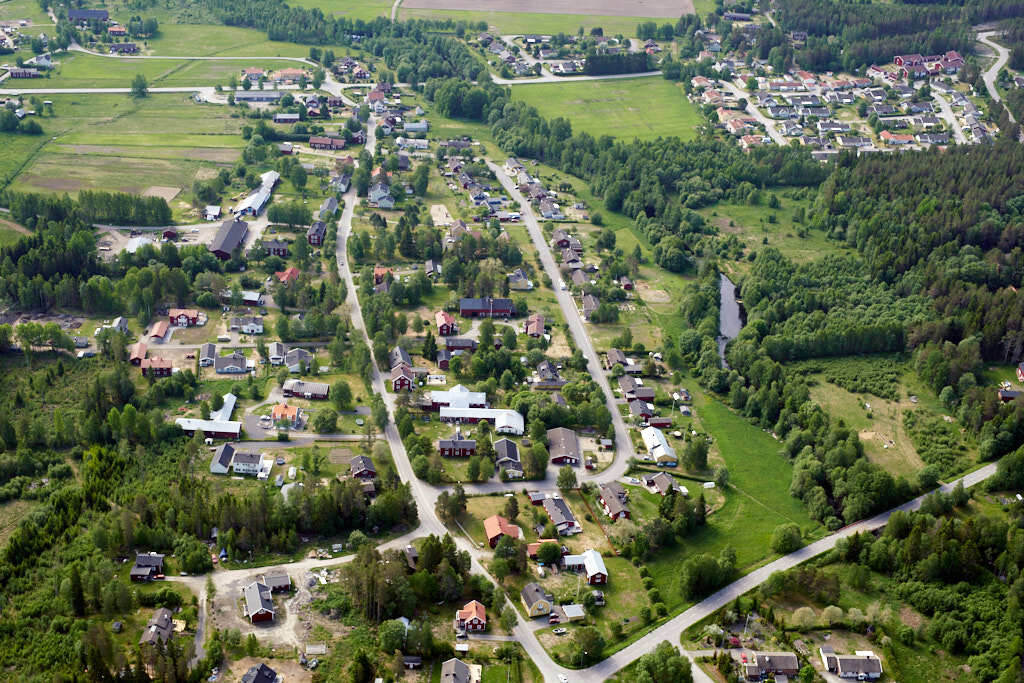 Ett flygbild av Täfteå år 2020. Det erbjuder oss en helt annan möjlighet att få en djupare och mer detaljerad inblick i denna plats än vad vi normalt kan uppleva från marknivå.