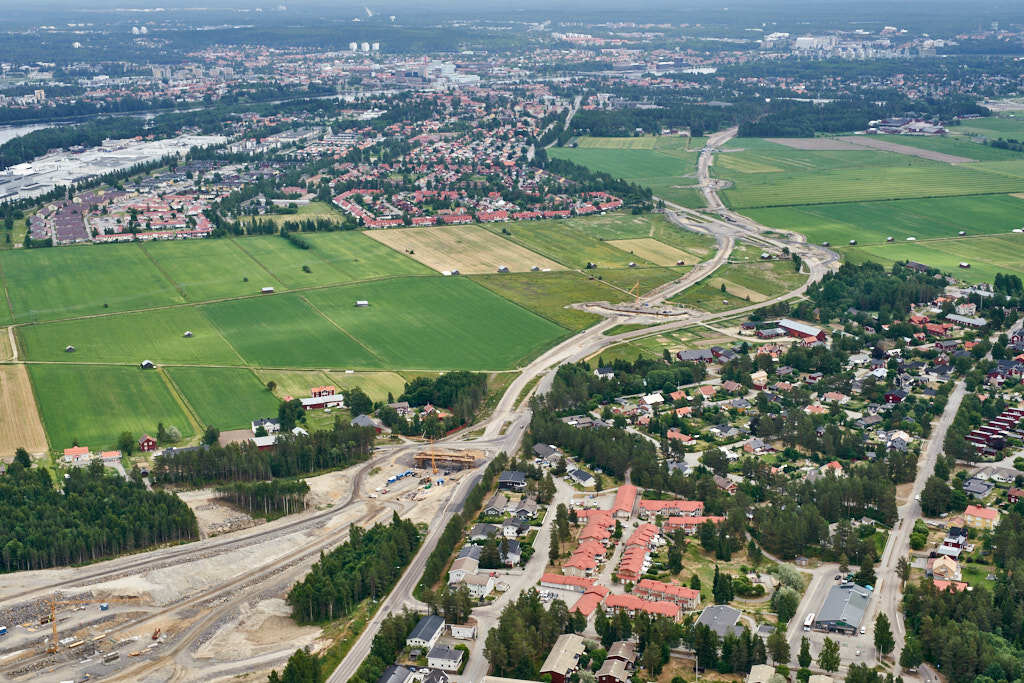 Det här är en bild som togs från ovan av Västra länken, Röbäcksslätten och Röbäck år 2020