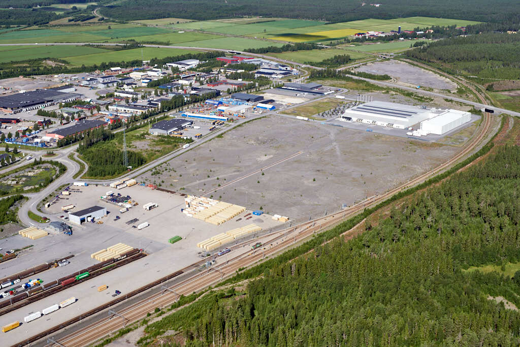 En bild från luften visar Västerslätt och Norrbotniabanan år 2020.
