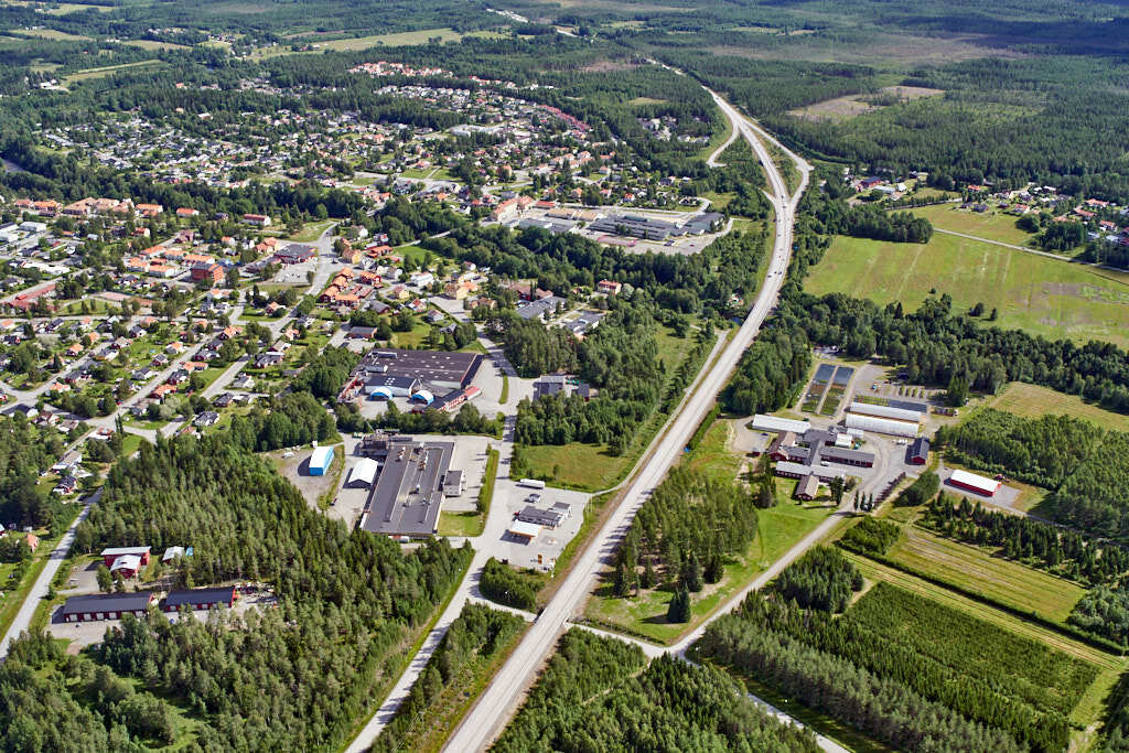 En bild från luften visar Norrbotniabanan och Sävar år 2020.