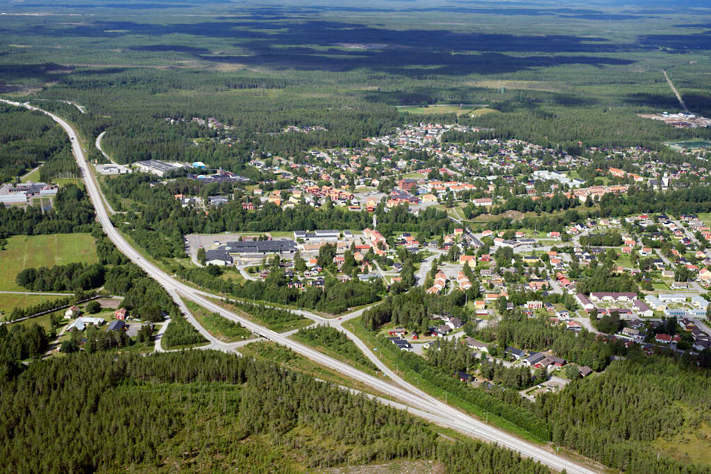 Ett flygbild av Norrbotniabanan och Sävar år 2020. Det erbjuder oss en helt annan möjlighet att få en djupare och mer detaljerad inblick i denna plats än vad vi normalt kan uppleva från marknivå.