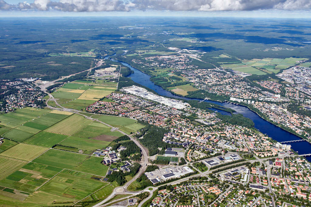 På den här bilden ser du stadsdelarna Teg, Böleäng och Röbäcksdalen, Du ser även Västra länken sträckan. Du kan även se Volvo Lastvagnar nära Umeälven i mitten av bilden.