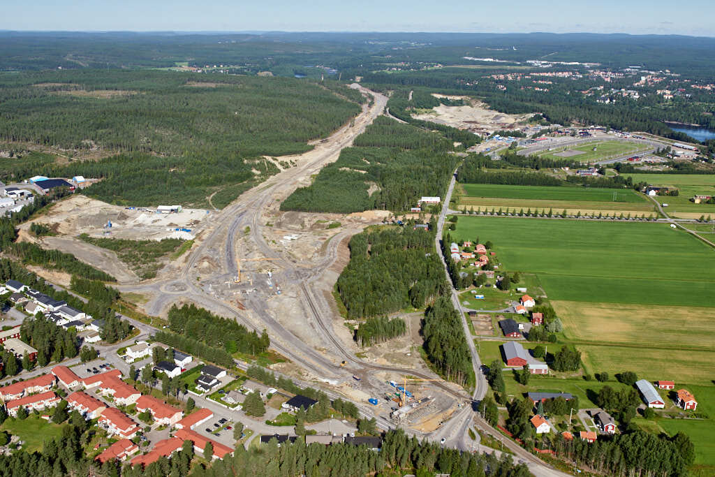Ett flygbild av Röbäck och Västra länken år 2020. Det erbjuder oss en helt annan möjlighet att få en djupare och mer detaljerad inblick i denna plats än vad vi normalt kan uppleva från marknivå.