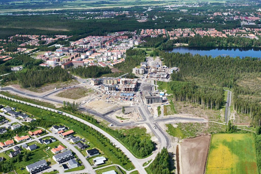 En flygbild som visar Tomtebo gård och Tomtebo år 2022.