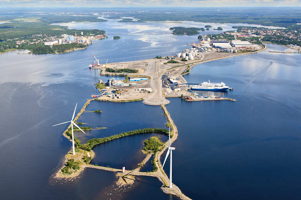 Ett flygbild av Holmsund år 2022. Det erbjuder oss en helt annan möjlighet att få en djupare och mer detaljerad inblick i denna plats än vad vi normalt kan uppleva från marknivå.