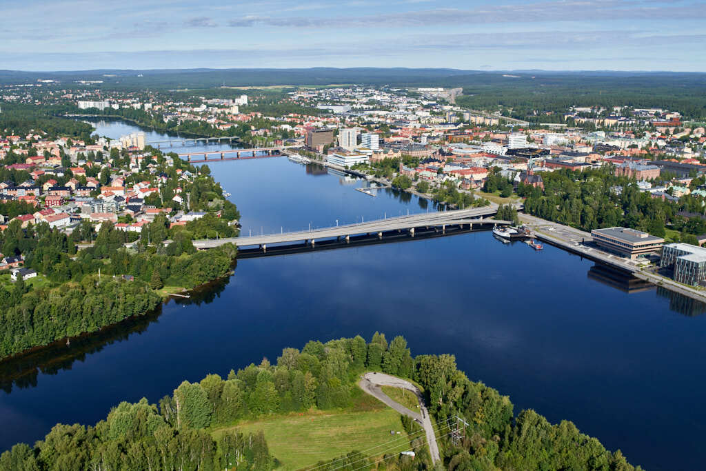 På den här bilden kan du se Ön längst ner i bilden, på vänster sida ser du Teg och centrum av Umeå på högersidan. I mitten av bilden ser man Kyrkbron och Väven.