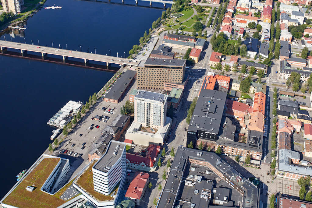 På den här bilden ser du centrum av Umeå. Du kan se hotellen Scandic Plaza och Clarion Hotel. Torget Renmarkstorget kan du se till höger längst ner i bilden.