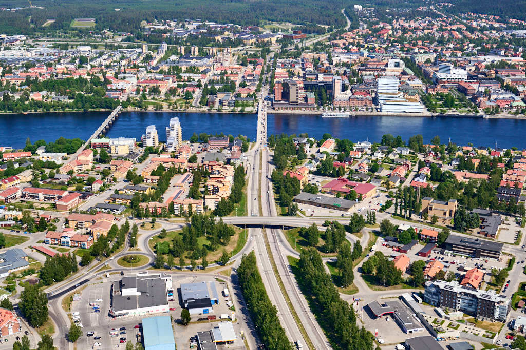På den här bilden kan du se Teg mot Umeälven och centrum av Umeå. Du ser Blå vägen och bron över den går Bölevägen.
