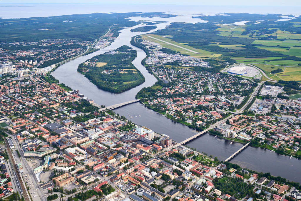 En bild från luften visar Centrala stan, Ön och Teg år 2023.