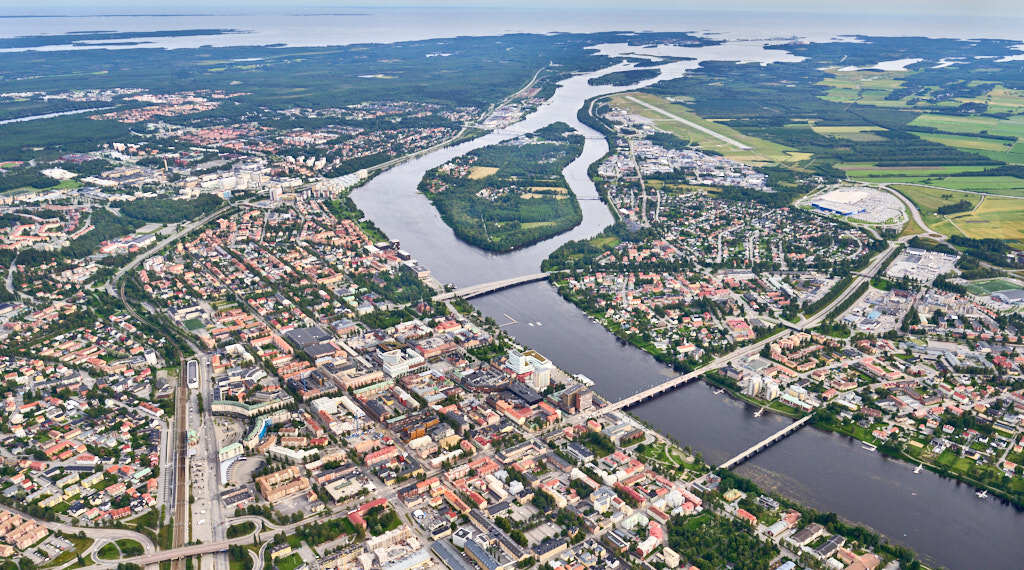 På den här bilden ser du Umeå centrum, Umeälven i mitten och Teg på höger sida. Du ser även Ön i mitten och NUS och universitetet övre vänstra hörnet