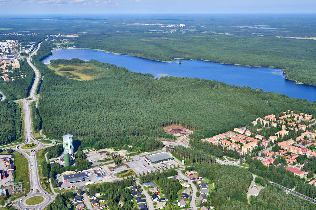 År 2023 togs flygbild över Carlslid och Tomtebo strand. Den här bilden är inte bara intressant att titta på, den är också värdefull när man planerar städer och de som vill förstå hur städer ändras över tid. Den hjälper oss att se hur Carlslid och Tomtebo strand har utvecklats och hur de passar in i staden.