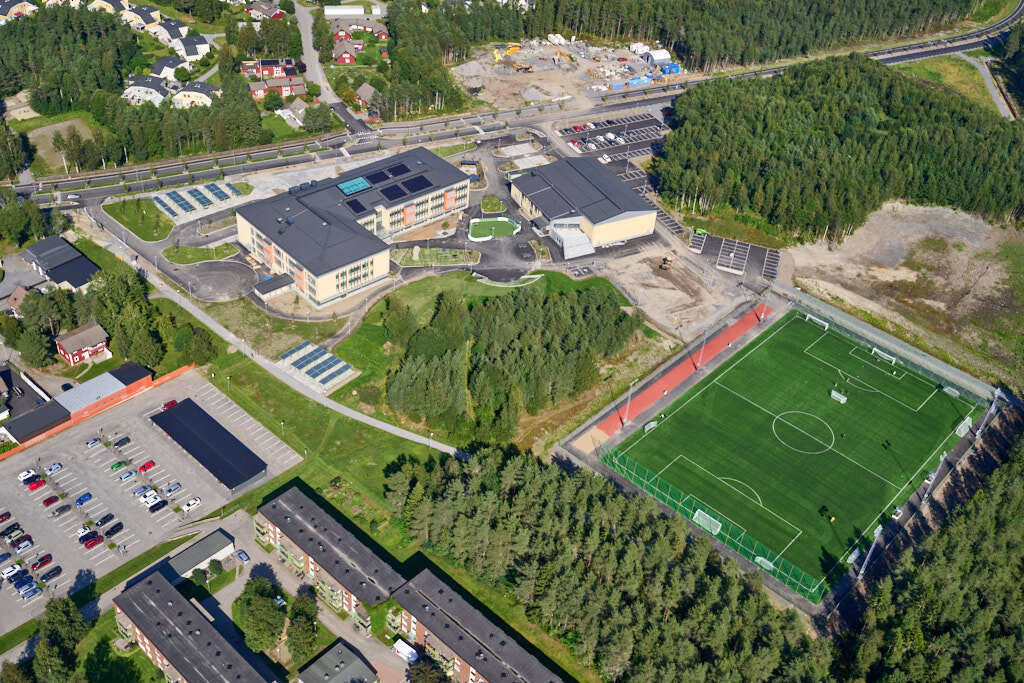 Ett flygbild av Carlslund och Carlslundsskolan år 2024. Det erbjuder oss en helt annan möjlighet att få en djupare och mer detaljerad inblick i denna plats än vad vi normalt kan uppleva från marknivå.