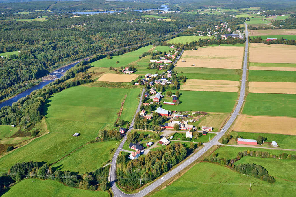 Bilden av Brännland från 2024, som togs från luften, ger oss en unik möjlighet att se platsen på ett sätt som sällan är möjligt.