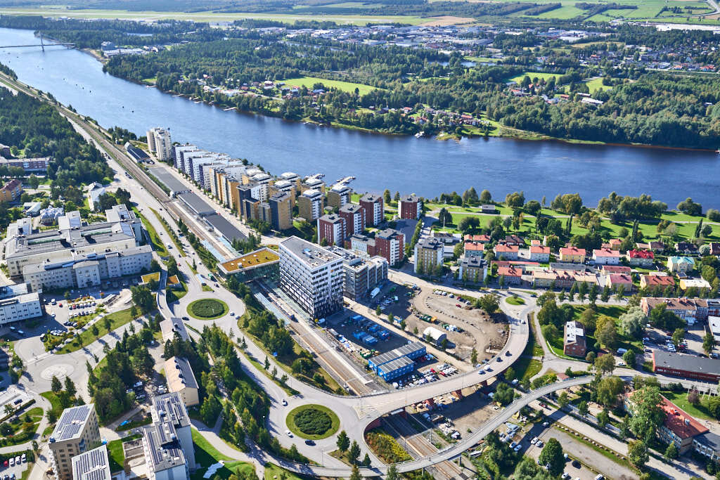 Bilden av Öbacka från 2024, som togs från luften, ger oss en unik möjlighet att se platsen på ett sätt som sällan är möjligt.