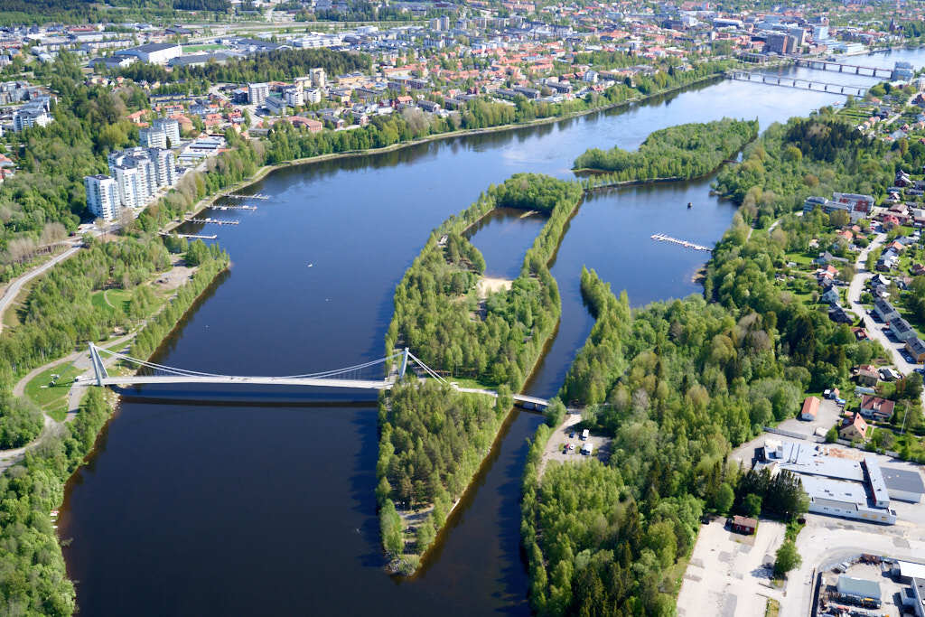 År 2025 togs bilden över Bölesholmarna. Den här bilden är inte bara intressant att titta på, den är också värdefull när man planerar städer och de som vill förstå hur städer ändras över tid. Den hjälper oss att se hur Bölesholmarna har utvecklats och hur de passar in i staden.
