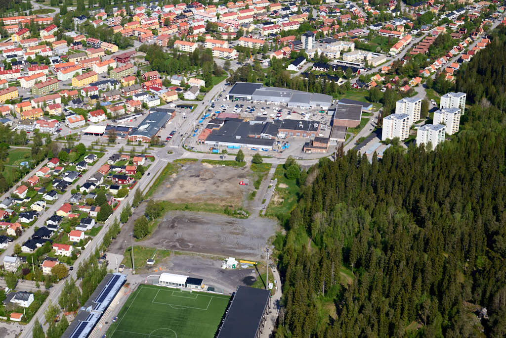 År 2025 togs bilden över Gammlia, Hagaliden, Sandbacka och Haga i Umeå. Den här bilden är inte bara intressant att titta på, den är också värdefull när man planerar städer och de som vill förstå hur städer ändras över tid. Den hjälper oss att se hur Gammlia, Hagaliden, Sandbacka och Haga har utvecklats och hur de passar in i staden.