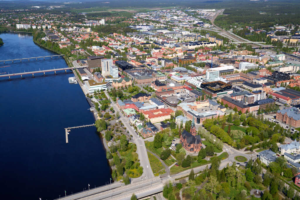 En bild från luften visar Centrala stan i Umeå år 2025.