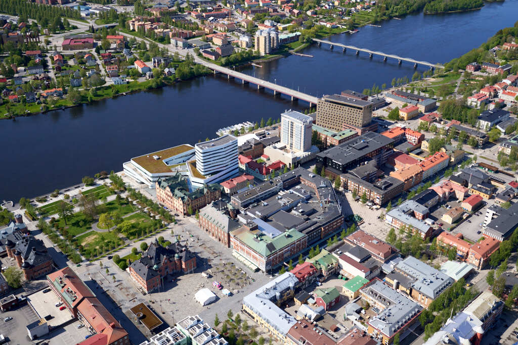 Bilden av Centrala stan i Umeå från 2025, som togs från luften, ger oss en unik möjlighet att se platsen på ett sätt som sällan är möjligt.