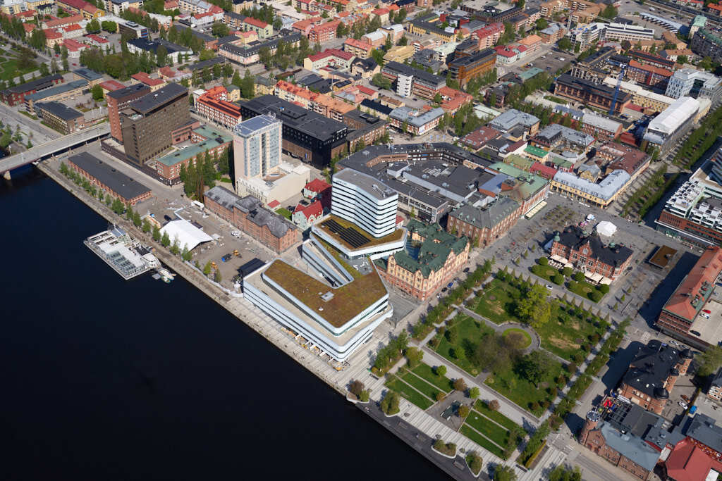 Ett bild av Centrala stan i Umeå år 2025. Det erbjuder oss en helt annan möjlighet att få en djupare och mer detaljerad inblick i denna plats än vad vi normalt kan uppleva från marknivå.