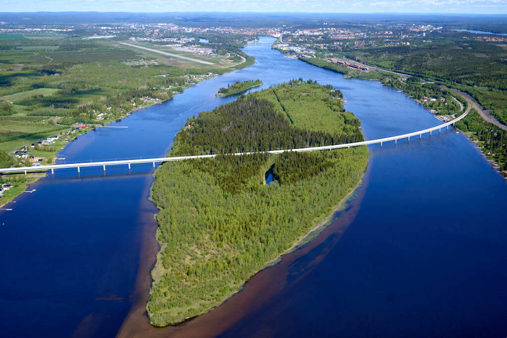 Bilden av Stor-Sandskär från 2025, som togs från luften, ger oss en unik möjlighet att se platsen på ett sätt som sällan är möjligt.
