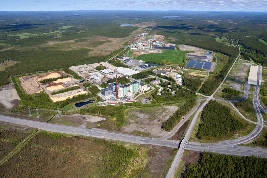 År 2025 togs bilden över Dåva i Umeå. Den här bilden är inte bara intressant att titta på, den är också värdefull när man planerar städer och de som vill förstå hur städer ändras över tid. Den hjälper oss att se hur Dåva har utvecklats och hur de passar in i staden.
