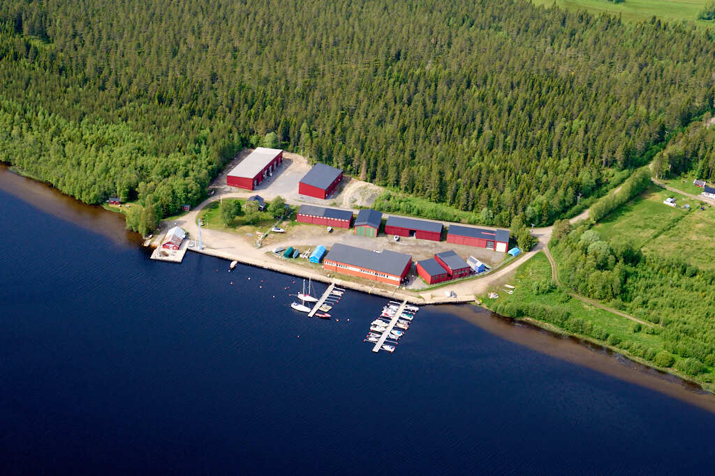 Bilden av Ströms Marina från 2025, som togs från luften, ger oss en unik möjlighet att se platsen på ett sätt som sällan är möjligt.