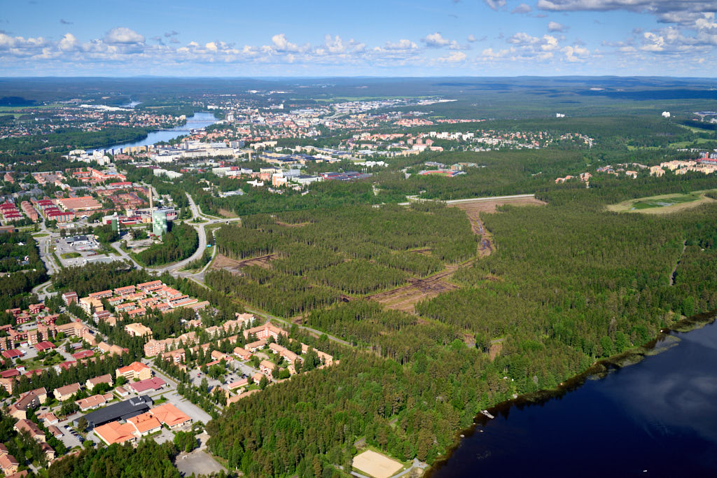 Tomtebo strand i Umeå sett från luften år 2025.