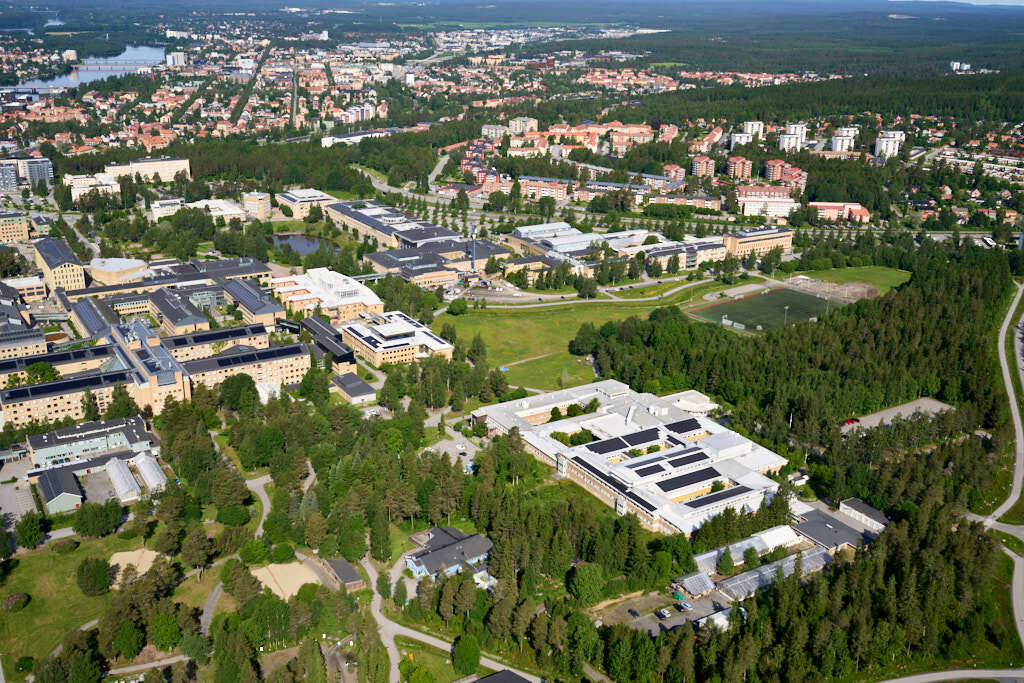 År 2025 togs bilden över Universitetsområdet och SLU i Umeå. Den här bilden är inte bara intressant att titta på, den är också värdefull när man planerar städer och de som vill förstå hur städer ändras över tid. Den hjälper oss att se hur Universitetsområdet och SLU har utvecklats och hur de passar in i staden.