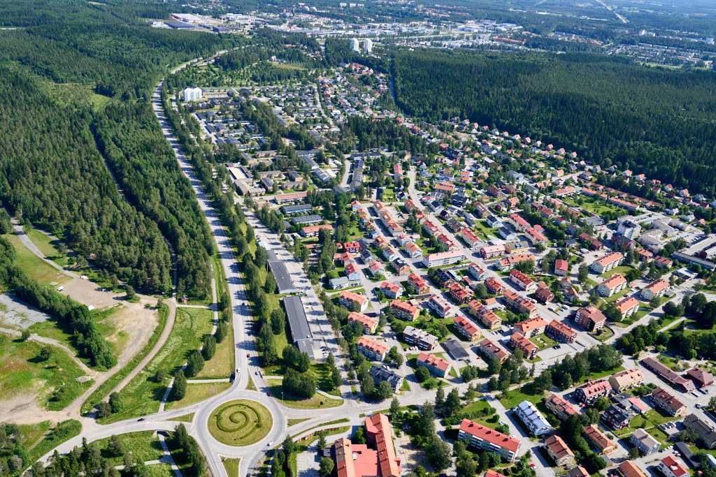 En bild från luften visar Sandaesplanaden och Sandbacka år 2025.