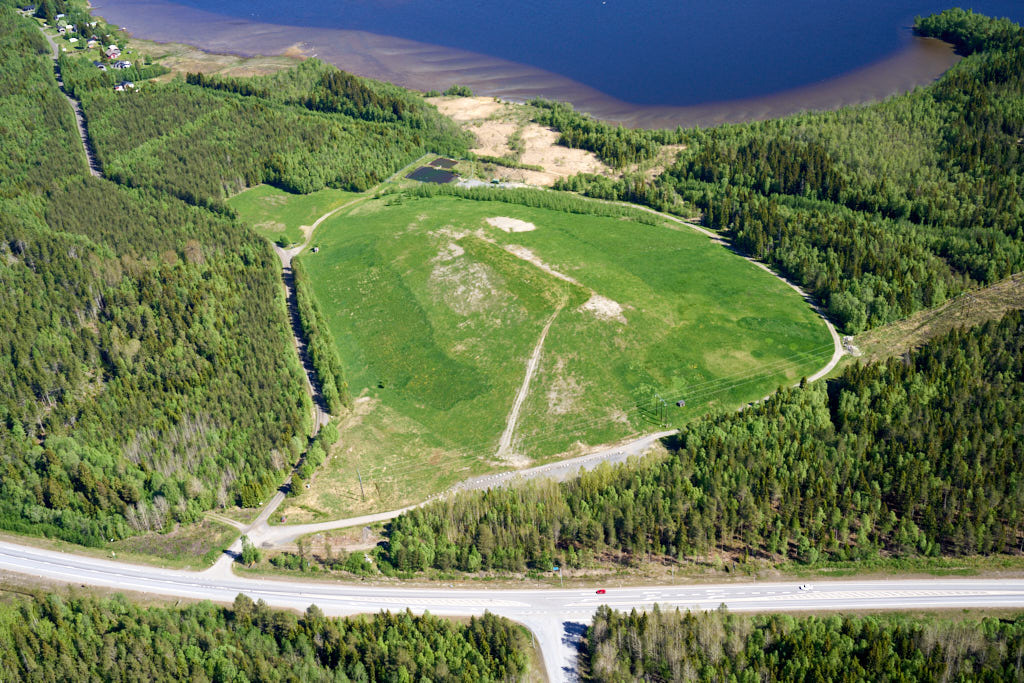 Bilden över Obbola från 2026, som togs från luften, ger oss en unik möjlighet att se platsen på ett sätt som sällan är möjligt.