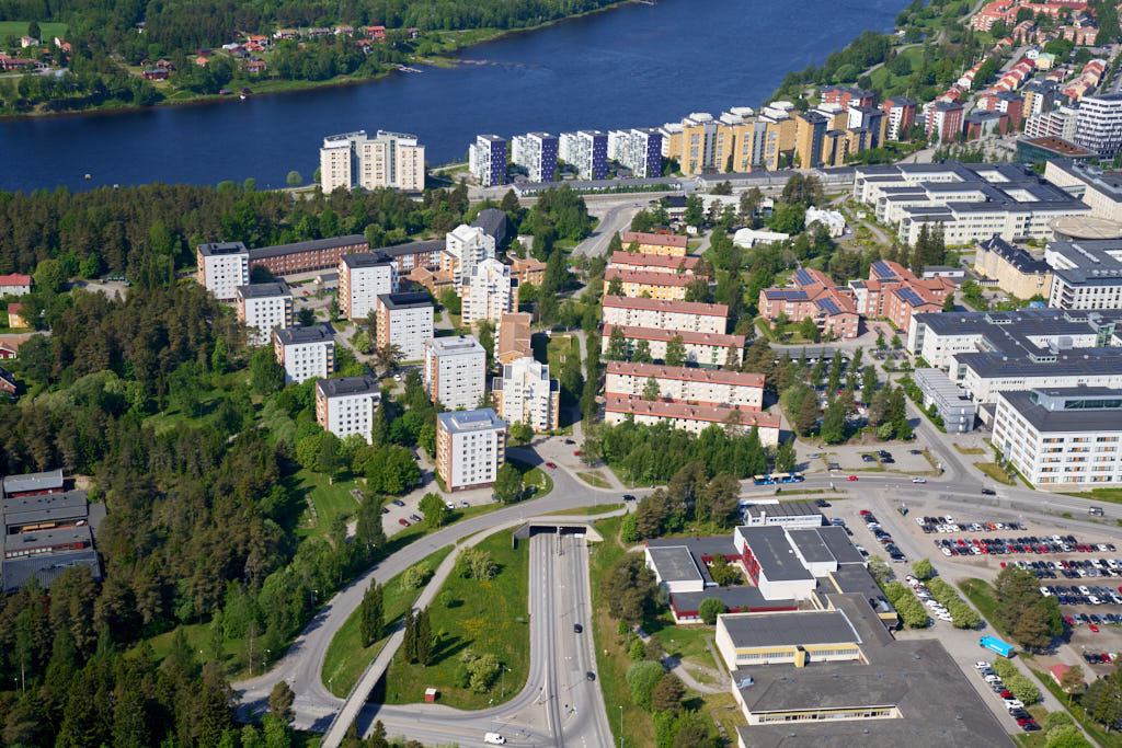 År 2026 togs bilden över Ålidbacken och Sofiehem i Umeå. Den här bilden är inte bara intressant att titta på, den är också värdefull när man planerar städer och de som vill förstå hur städer ändras över tid. Den hjälper oss att se hur Ålidbacken och Sofiehem har utvecklats och hur de passar in i staden.